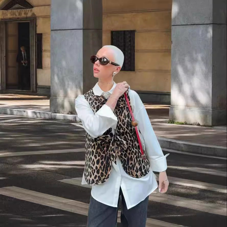 Damer moderiktig väst med rosett-design och leopardmönster Mirla-Eva Jonsson