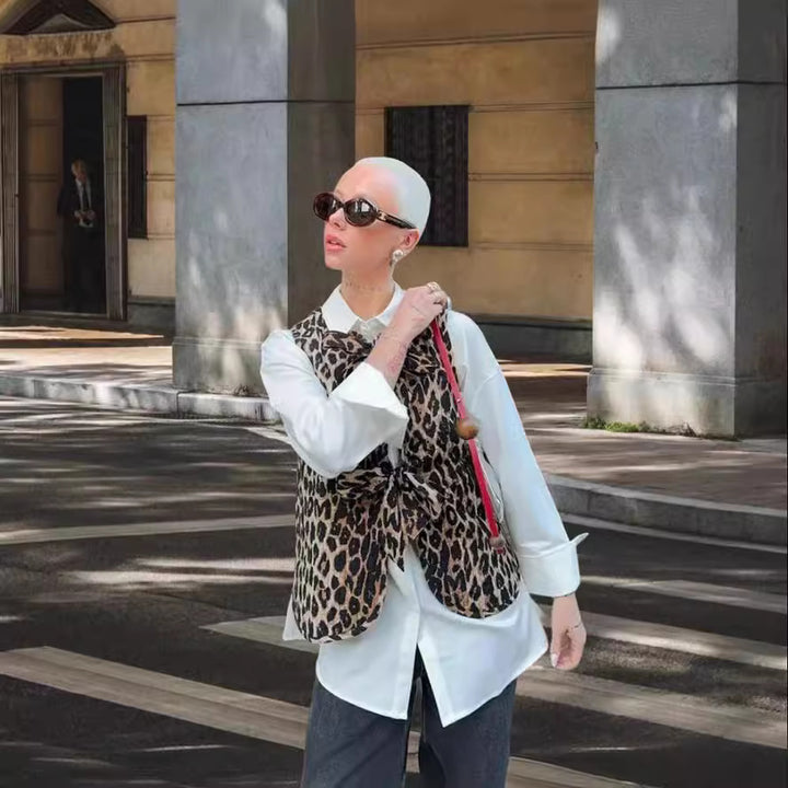 Damer moderiktig väst med rosett-design och leopardmönster Mirla-Eva Jonsson