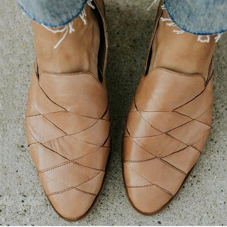 Damer moderiktiga läderslippers med flätad design Mirla-Eva Jonsson