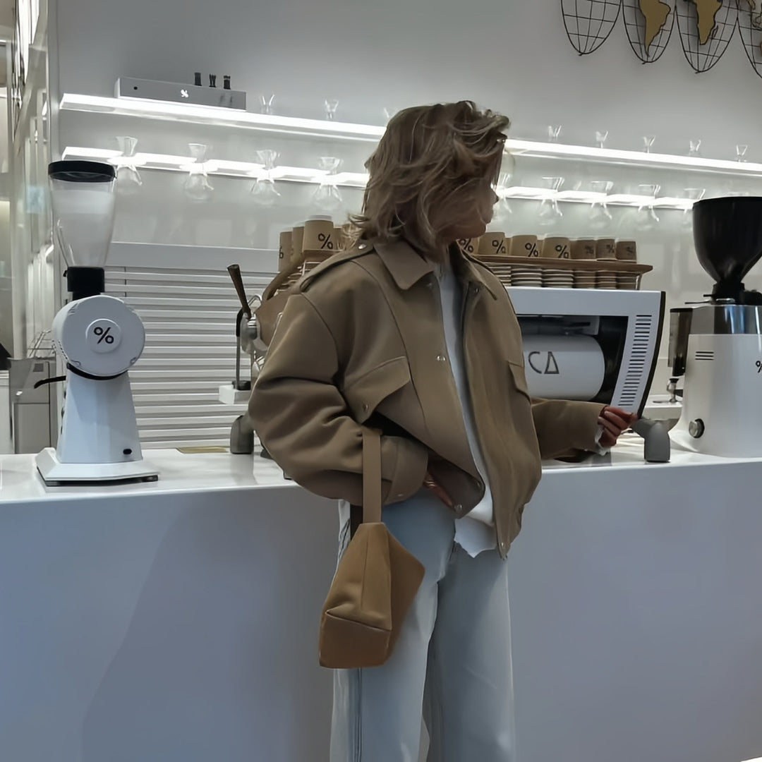 Damer moderiktigt Oversized-jacka med avslappnad passform och praktiska fickor Mirla-Eva Jonsson