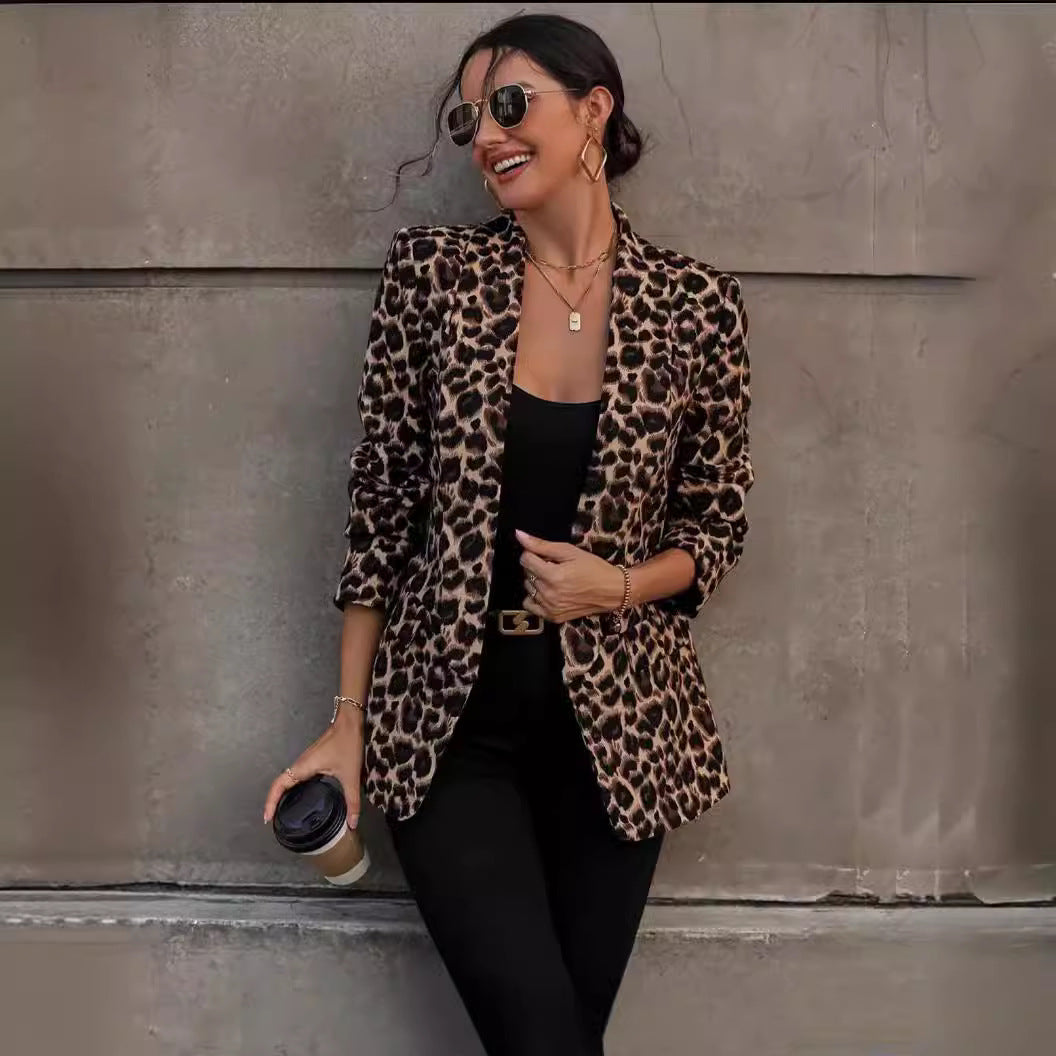 Damer moderiktigt blazer med leopardmönster och figursydd passform Mirla-Eva Jonsson