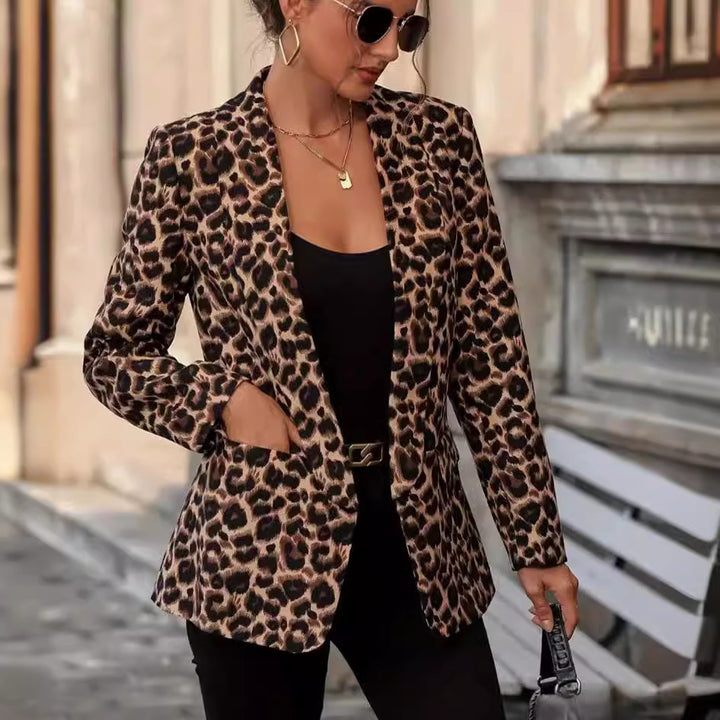 Damer moderiktigt blazer med leopardmönster och figursydd passform Mirla-Eva Jonsson