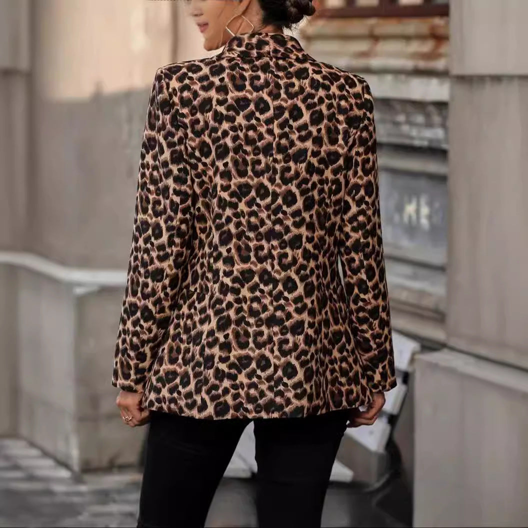 Damer moderiktigt blazer med leopardmönster och figursydd passform Mirla-Eva Jonsson