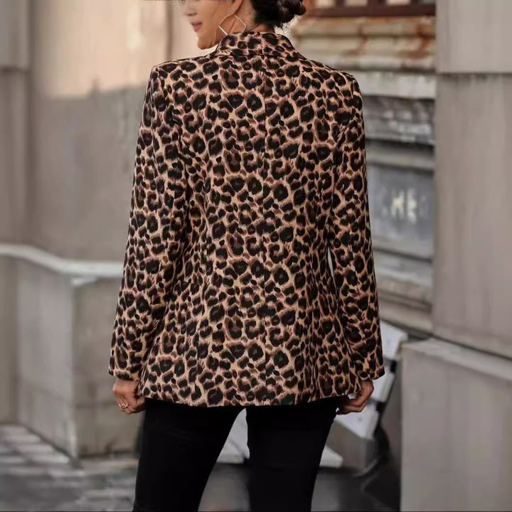 Damer moderiktigt blazer med leopardmönster och figursydd passform Mirla-Eva Jonsson