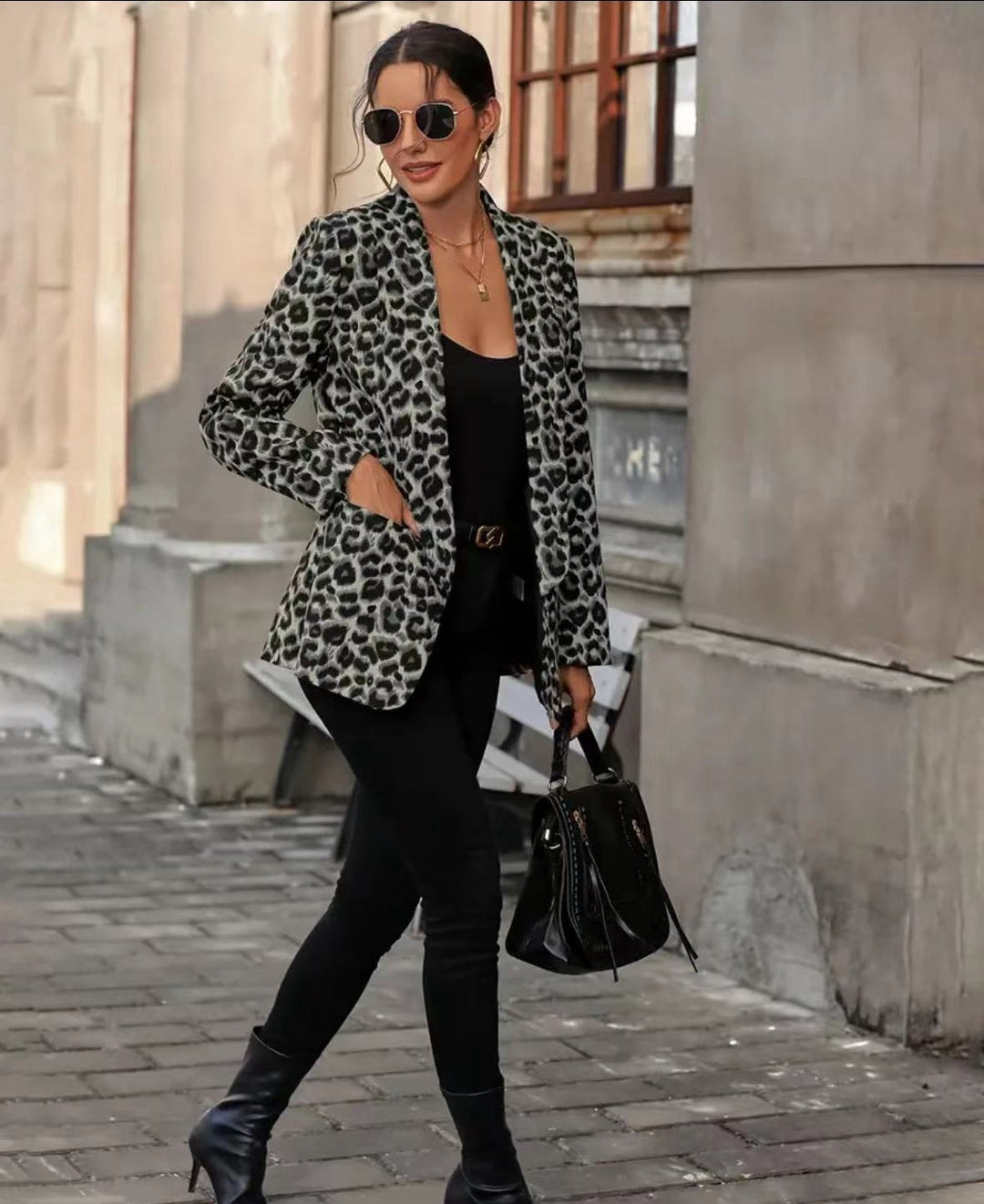 Damer moderiktigt blazer med leopardmönster och figursydd passform Mirla-Eva Jonsson