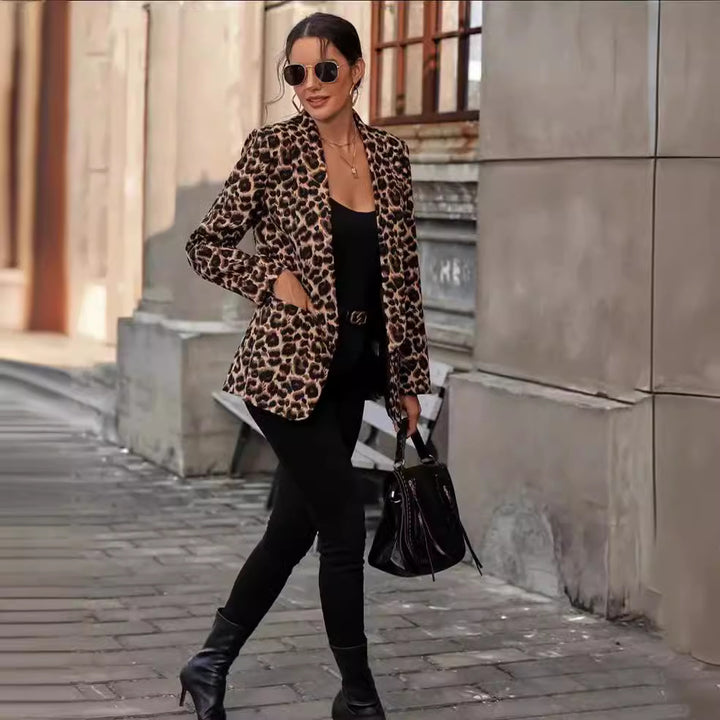 Damer moderiktigt blazer med leopardmönster och figursydd passform Mirla-Eva Jonsson