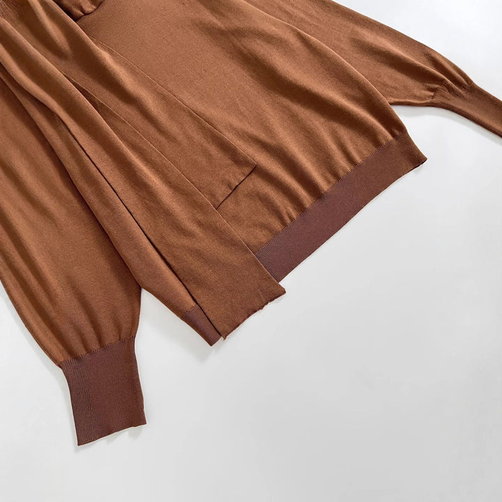 Damer moderiktigt rullkragepullover med eleganta sladdetailjer Mirla-Eva Jonsson