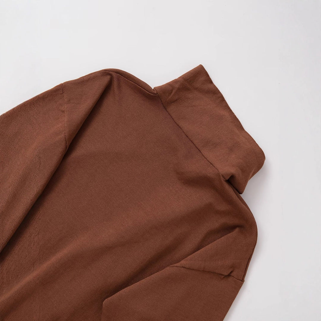 Damer moderiktigt rullkragepullover med eleganta sladdetailjer Mirla-Eva Jonsson