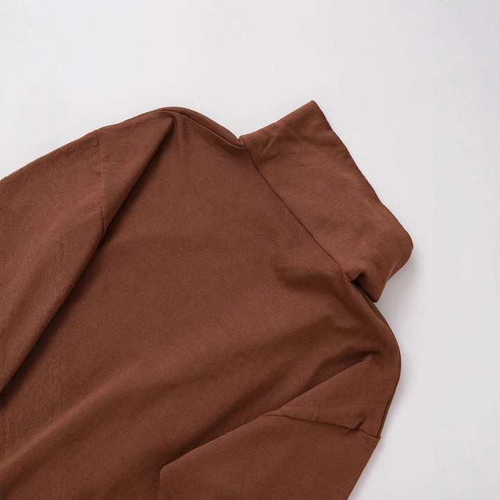 Damer moderiktigt rullkragepullover med eleganta sladdetailjer Mirla-Eva Jonsson
