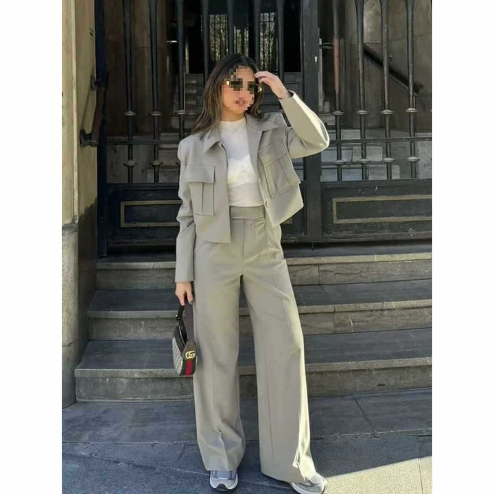 Damer moderiktigt set med cropped jacka och vida byxor Mirla-Eva Jonsson