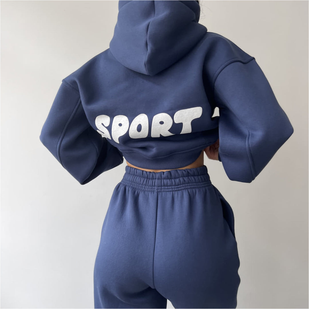 Damer moderiktigt sportigt set med cropped hoodie och vida joggingsbyxor Eva Jonsson-Eva Jonsson