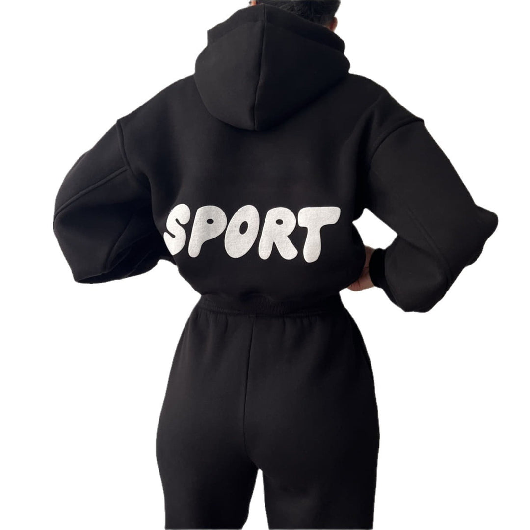 Damer moderiktigt sportigt set med cropped hoodie och vida joggingsbyxor Eva Jonsson-Eva Jonsson