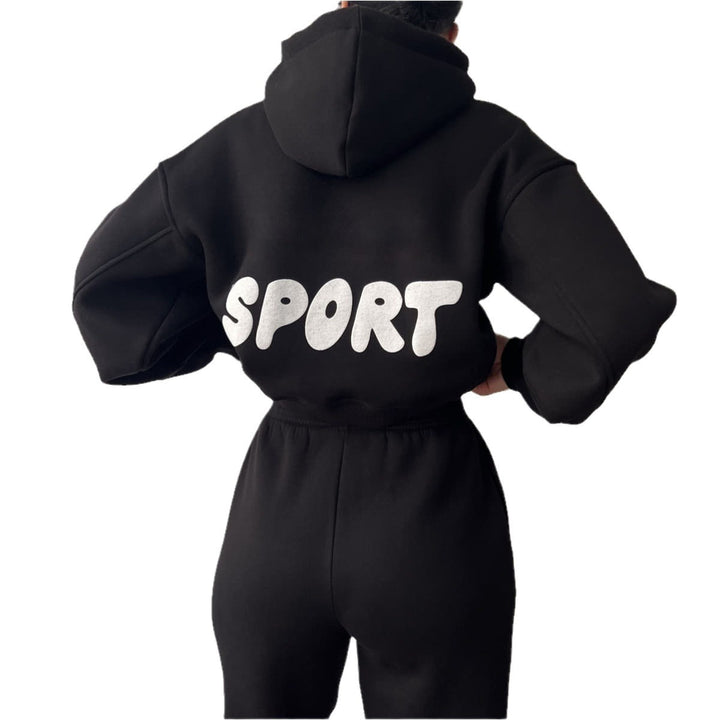 Damer moderiktigt sportigt set med cropped hoodie och vida joggingsbyxor Eva Jonsson-Eva Jonsson