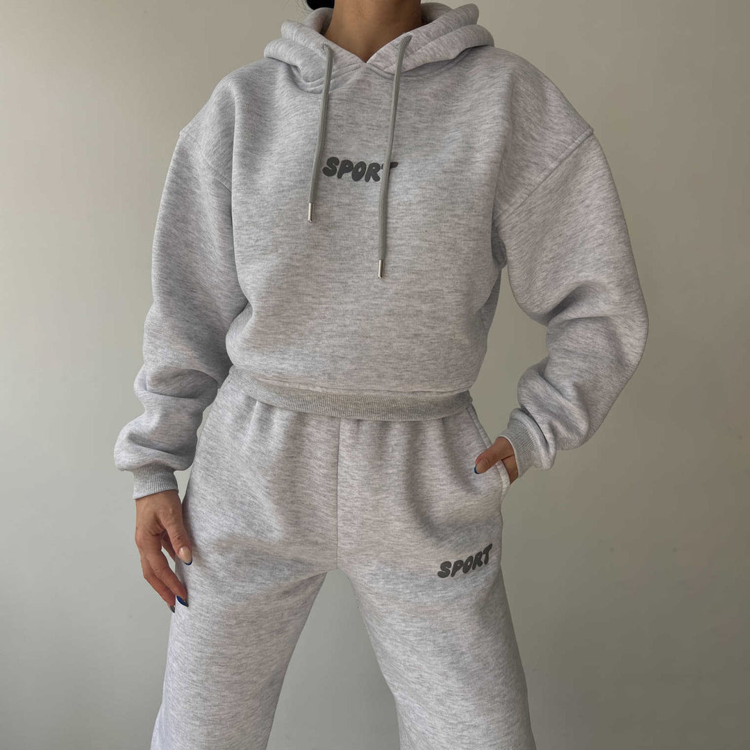 Damer moderiktigt sportigt set med cropped hoodie och vida joggingsbyxor Eva Jonsson-Eva Jonsson