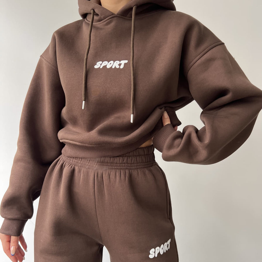 Damer moderiktigt sportigt set med cropped hoodie och vida joggingsbyxor Eva Jonsson-Eva Jonsson