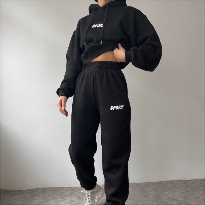 Damer moderiktigt sportigt set med cropped hoodie och vida joggingsbyxor Eva Jonsson-Eva Jonsson