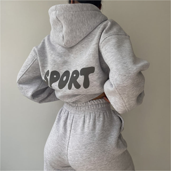 Damer moderiktigt sportigt set med cropped hoodie och vida joggingsbyxor Eva Jonsson-Eva Jonsson