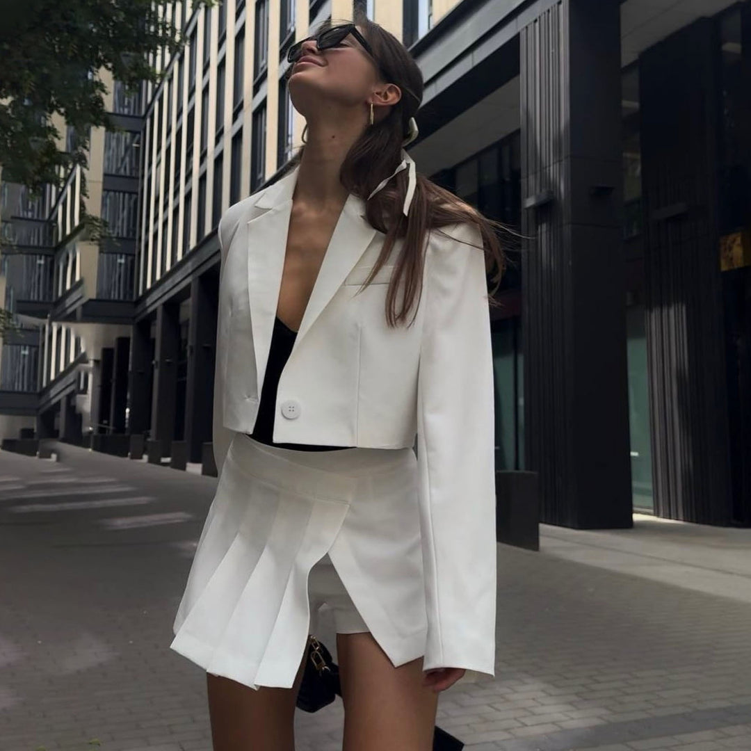 Damer moderiktigt tvådelat set med cropped blazer och fin plisserad kjol Mirla-Eva Jonsson