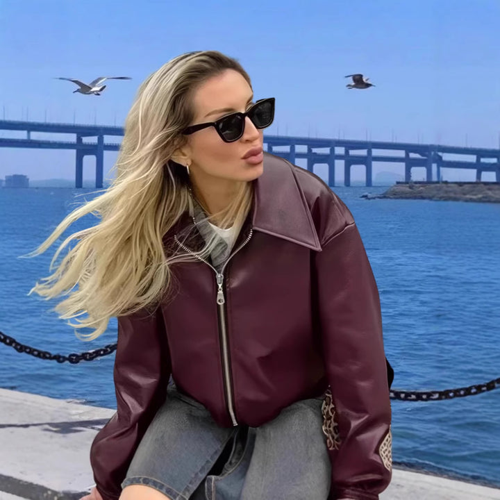 Damer modern Bikerjacka med glänsande konstläder Mirla-Eva Jonsson
