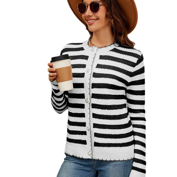 Damer modern cardigan med unika ränder och strukturerad design Mirla-Eva Jonsson