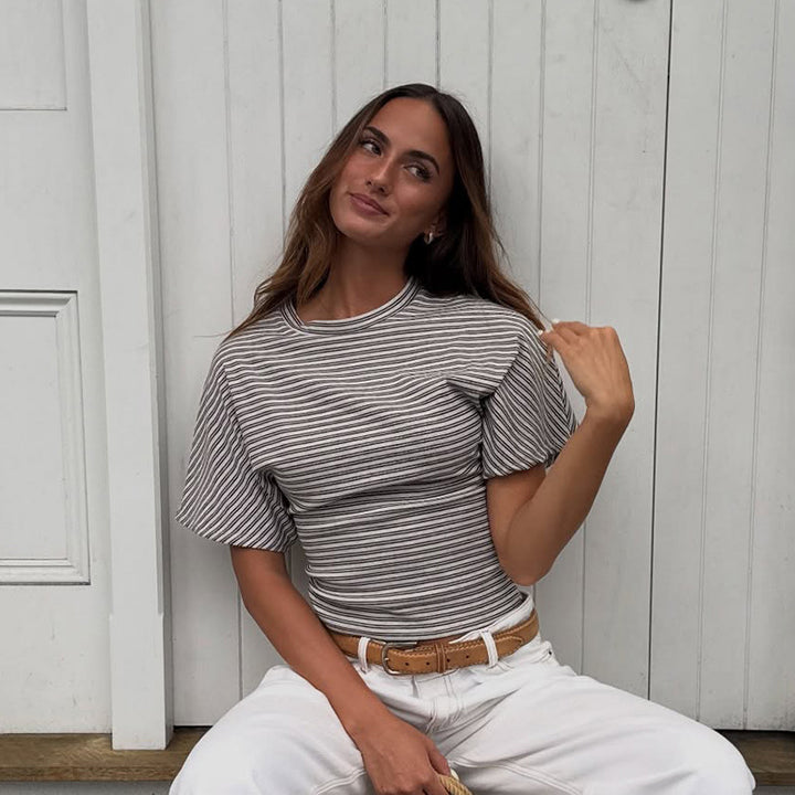 Damer modern kortärmad topp med avslappnat randmönster och elegant skärning Mirla-Eva Jonsson