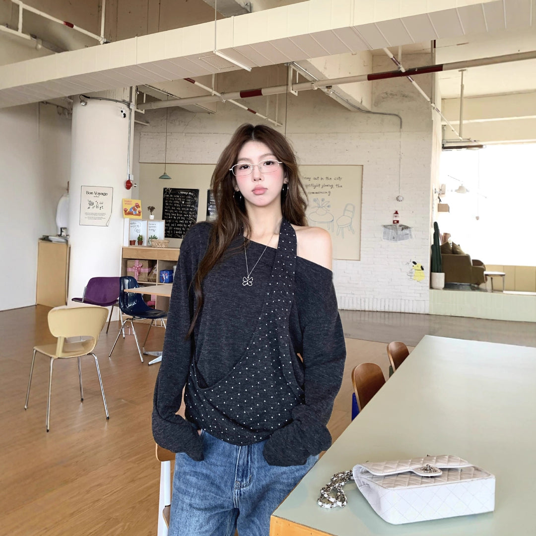 Damer modern topp med asymmetrisk halsringning och elegant rem Mirla-Eva Jonsson