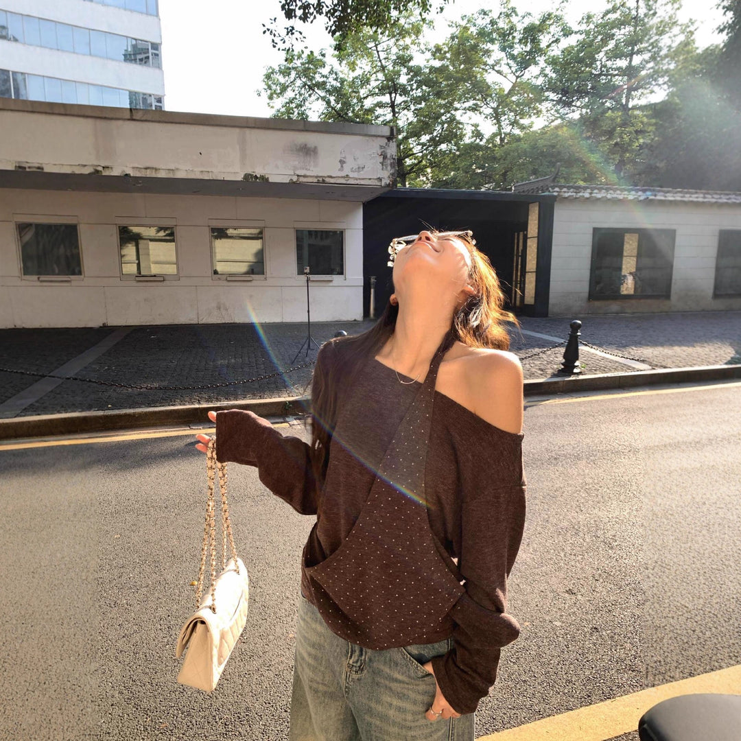 Damer modern topp med asymmetrisk halsringning och elegant rem Mirla-Eva Jonsson