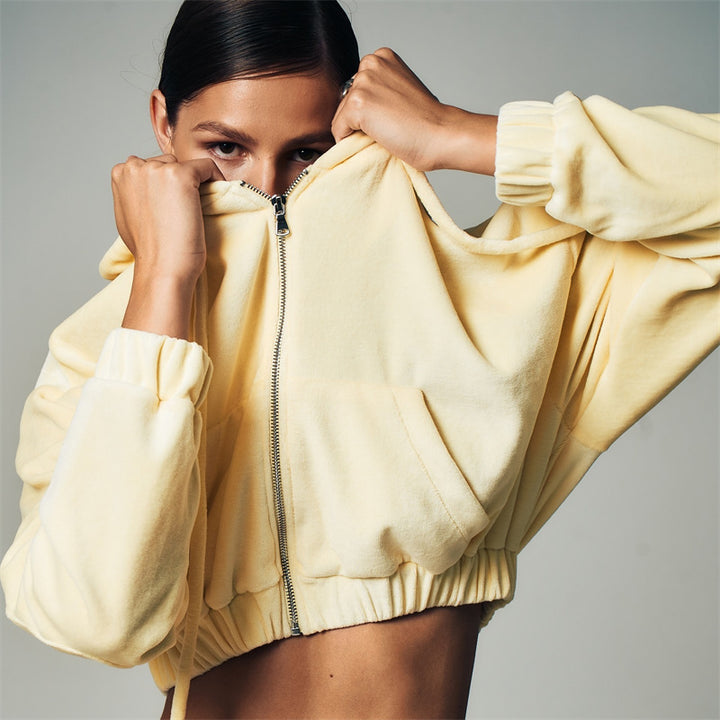 Damer modernt Cropped-fleece-set med huva och dragsko Mirla-Eva Jonsson