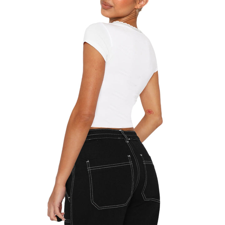 Damer modernt cropped T-shirt med fyrkantig u-ringning och fina spetsdetaljer Mirla-Eva Jonsson