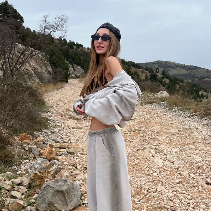 Damer modernt lounge-set med oversized huvtröja och vida byxor Mirla-Eva Jonsson