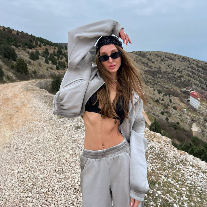 Damer modernt lounge-set med oversized huvtröja och vida byxor Mirla-Eva Jonsson