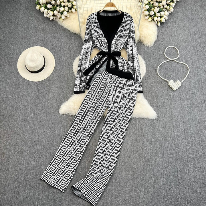 Damer modernt loungewear-set med grafiskt mönster och avslappnad passform Mirla-Eva Jonsson