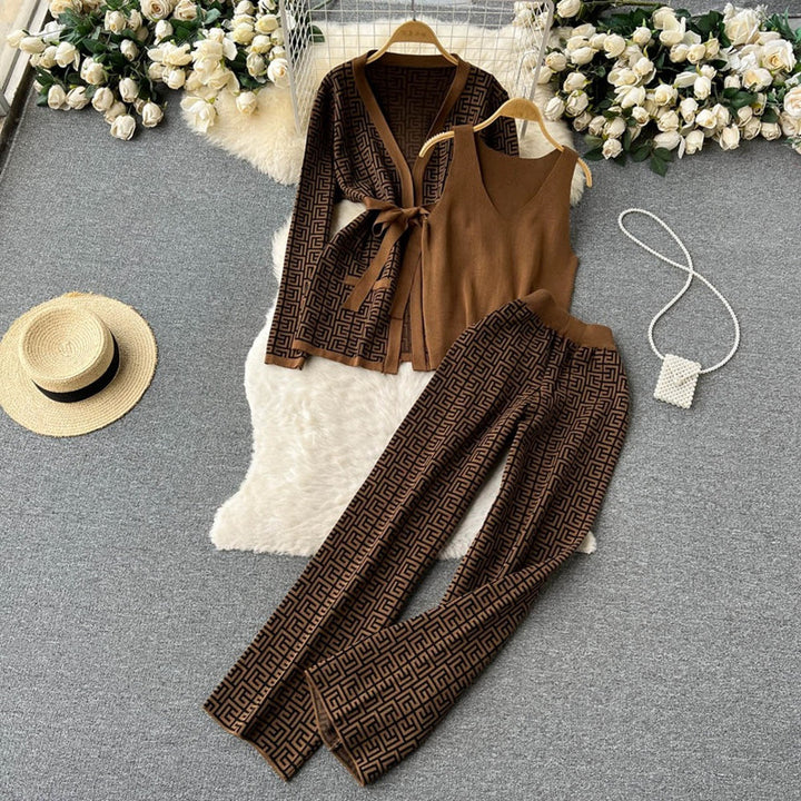 Damer modernt loungewear-set med grafiskt mönster och avslappnad passform Mirla-Eva Jonsson