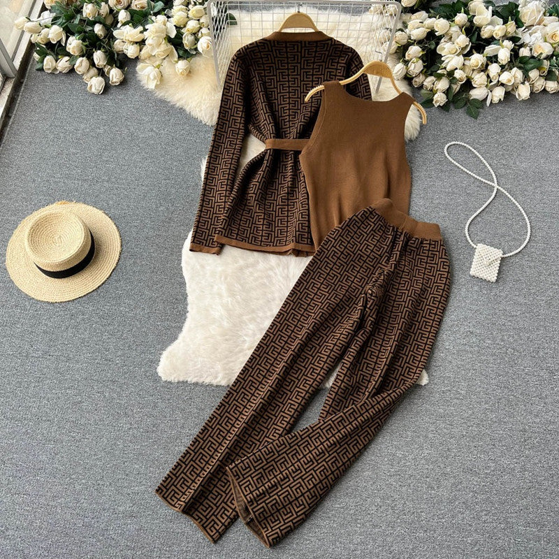Damer modernt loungewear-set med grafiskt mönster och avslappnad passform Mirla-Eva Jonsson