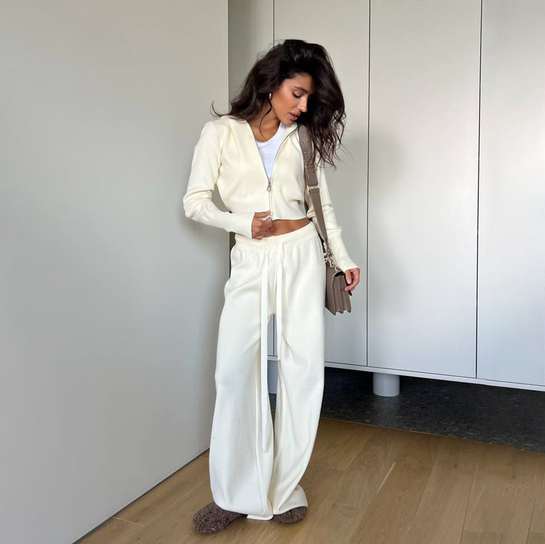 Damer modernt sportoutfit med cropped sweatjacka och vida joggingsbyxor Mirla-Eva Jonsson