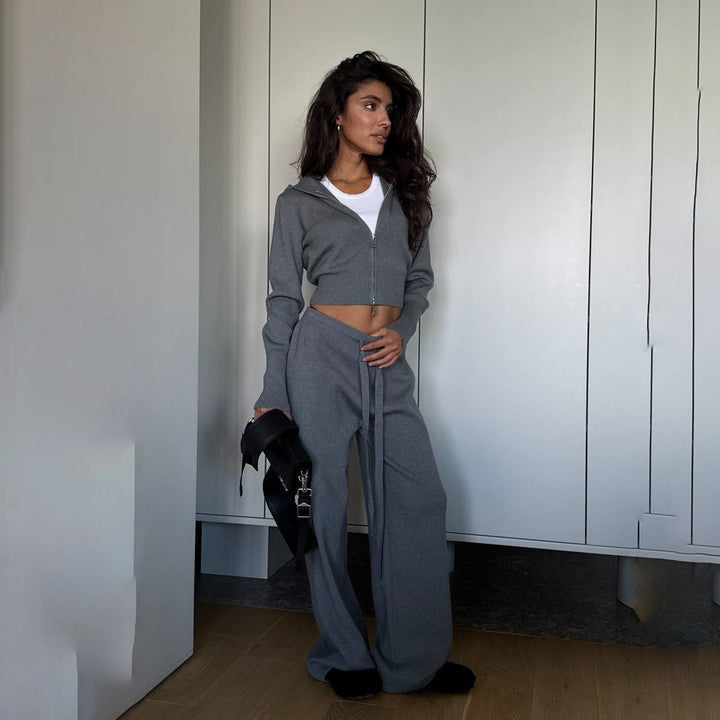 Damer modernt sportoutfit med cropped sweatjacka och vida joggingsbyxor Mirla-Eva Jonsson