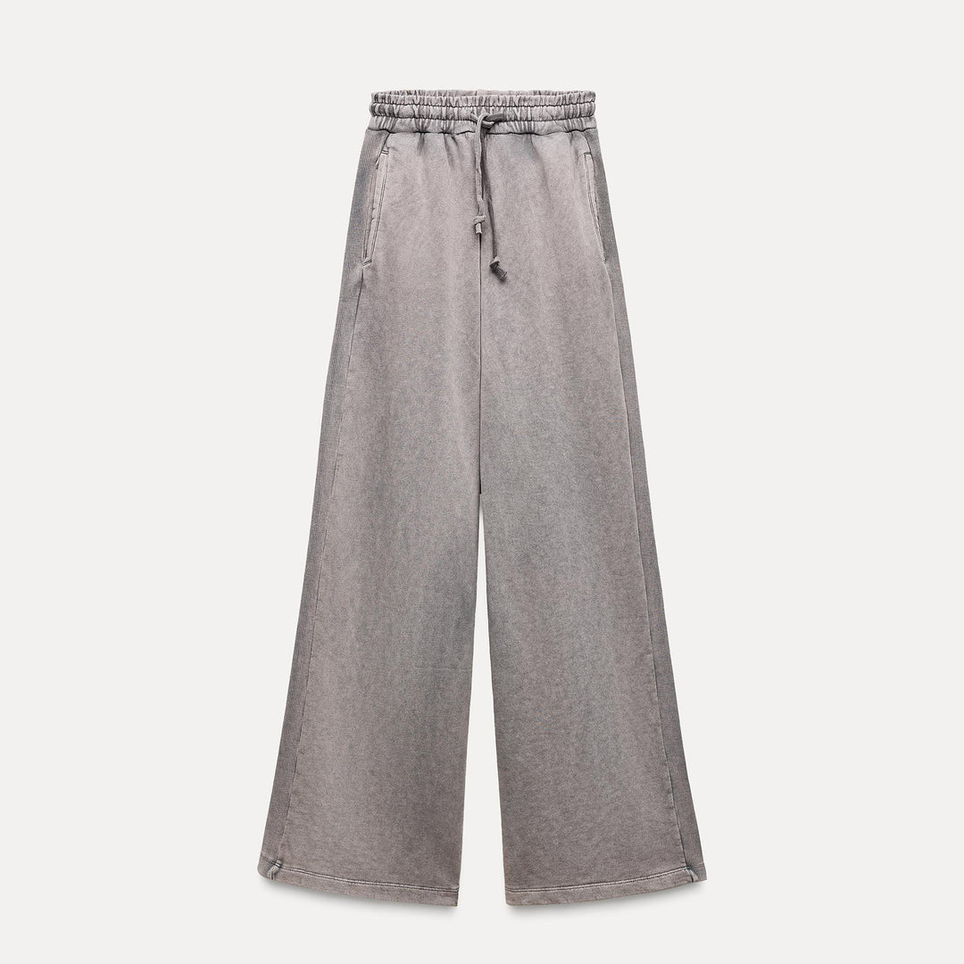 Damer modernt sportset med cropped huvtröja och vida byxor Mirla-Eva Jonsson