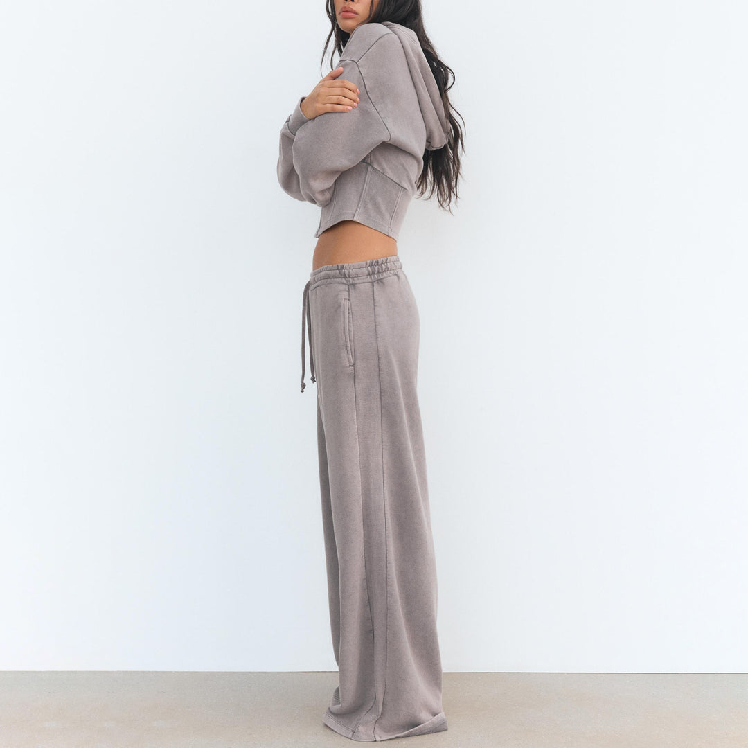 Damer modernt sportset med cropped huvtröja och vida byxor Mirla-Eva Jonsson