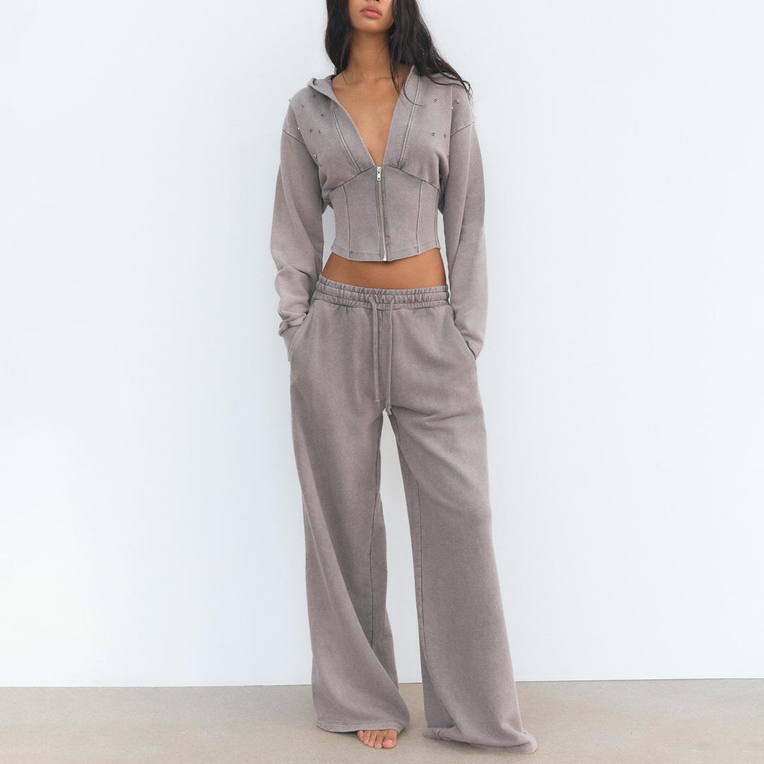 Damer modernt sportset med cropped huvtröja och vida byxor Mirla-Eva Jonsson