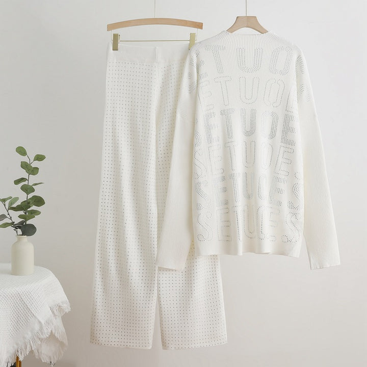 Damer modernt stickat loungewear-set med glittrande detaljer Mirla-Eva Jonsson