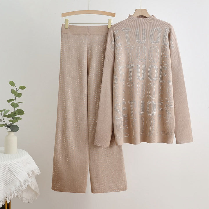 Damer modernt stickat loungewear-set med glittrande detaljer Mirla-Eva Jonsson