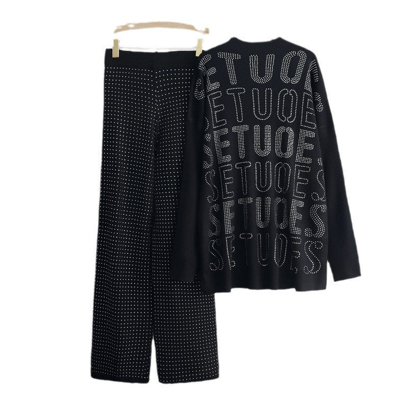 Damer modernt stickat loungewear-set med glittrande detaljer Mirla-Eva Jonsson