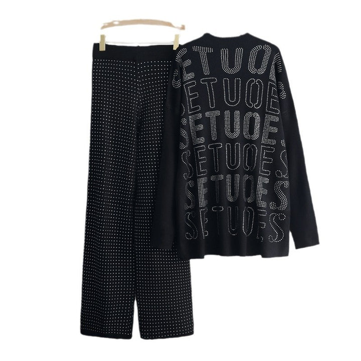 Damer modernt stickat loungewear-set med glittrande detaljer Mirla-Eva Jonsson