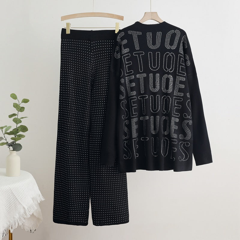Damer modernt stickat loungewear-set med glittrande detaljer Mirla-Eva Jonsson