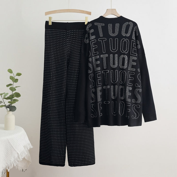 Damer modernt stickat loungewear-set med glittrande detaljer Mirla-Eva Jonsson