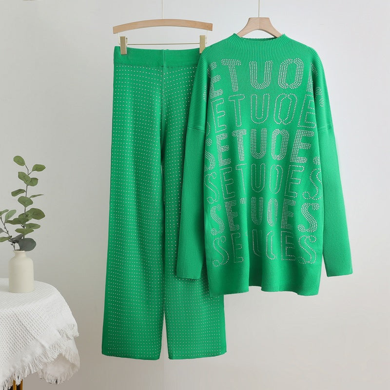 Damer modernt stickat loungewear-set med glittrande detaljer Mirla-Eva Jonsson