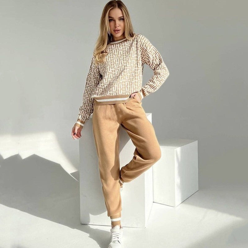 Damer modernt stickat loungewear-set med grafiskt mönster Mirla-Eva Jonsson
