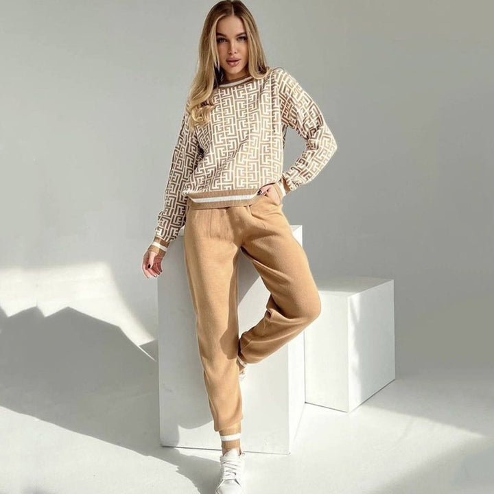 Damer modernt stickat loungewear-set med grafiskt mönster Mirla-Eva Jonsson