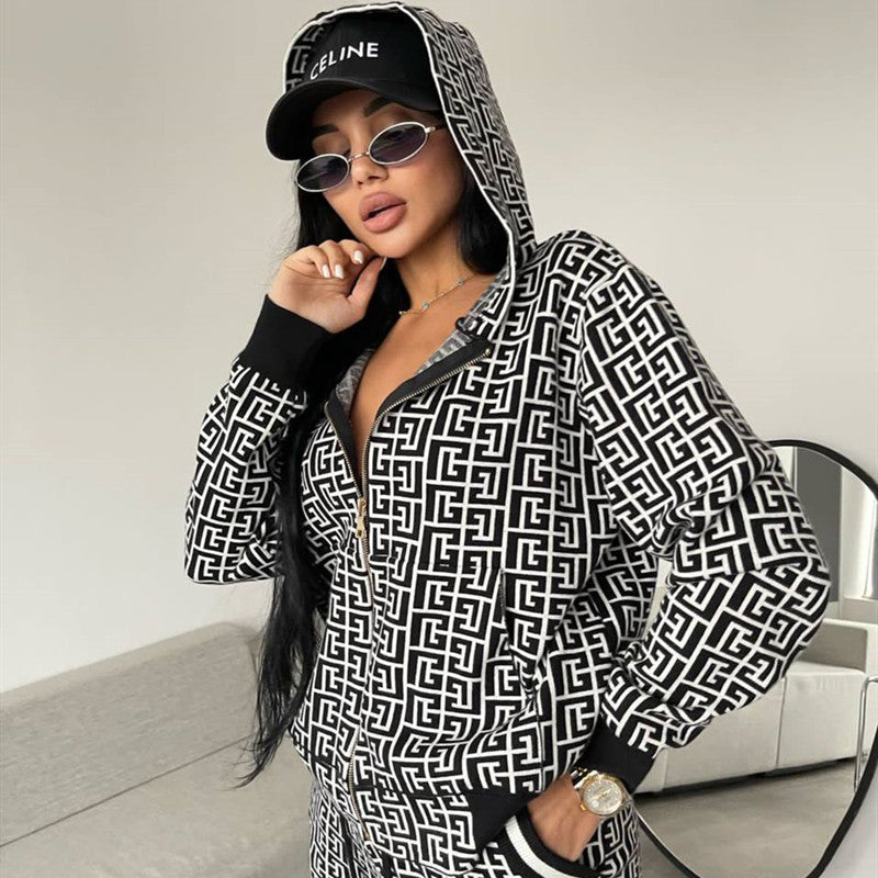Damer modernt stickat loungewear-set med grafiskt mönster Mirla-Eva Jonsson