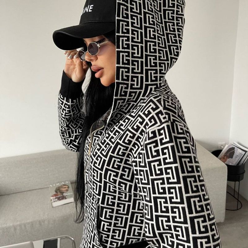 Damer modernt stickat loungewear-set med grafiskt mönster Mirla-Eva Jonsson